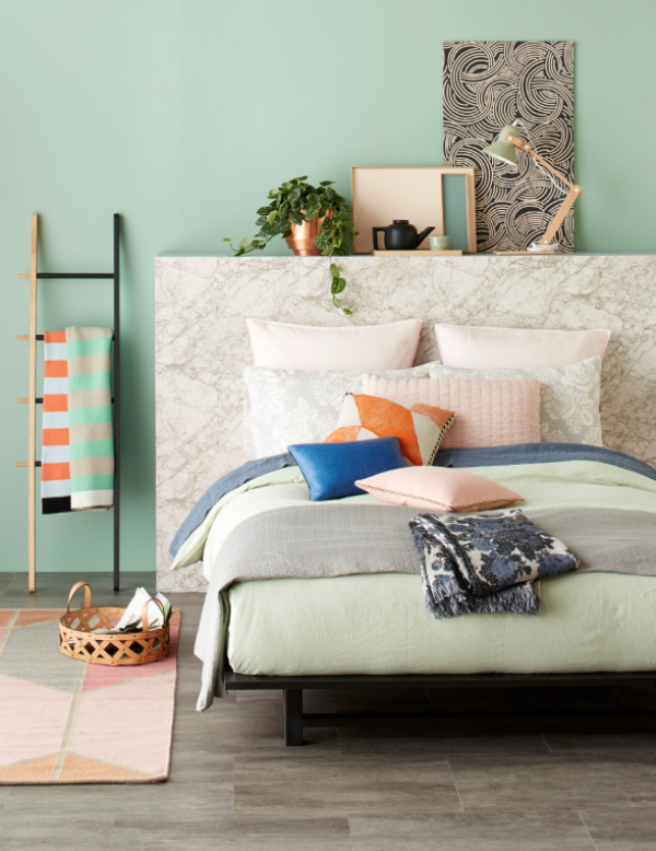 Warna Pastel: Padukan warna pastel yang manis seperti mint, peach, atau lavender